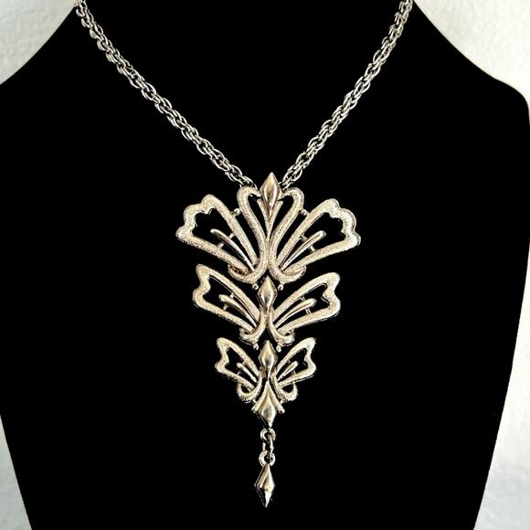 Vintage Lisner Silver Tone Ornate Statement Marked Pendant 18 inch Necklace - Picture 1 of 9